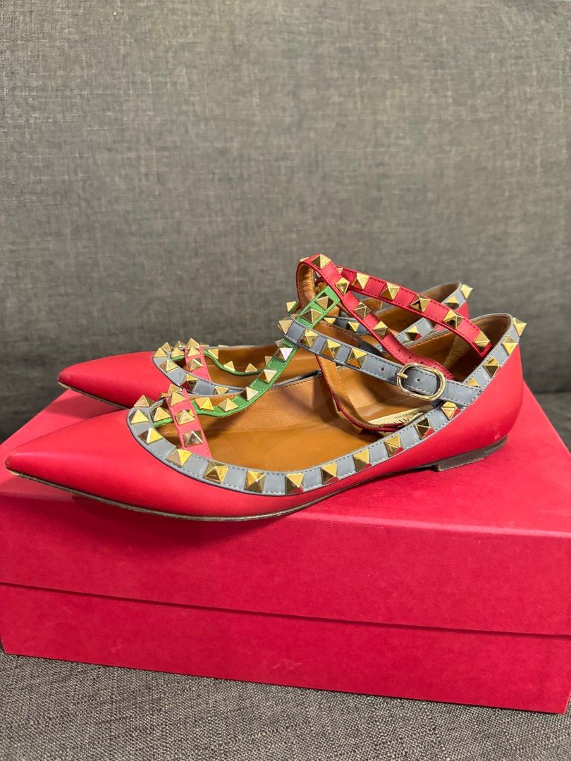 Valentino Flat (Category: Flats & Sandals) located in Valenzuela. Submitted by targetph (Listing ID 1315983198, Image 2). Description: Valentino Rockstud Ballet Flat 100% authentic, money back if proven fake With box and dustbag Store bought for 45k Used but not abused (outsole looks dirty kasi di ko nalagyan ng film) but you can see the insides are clean and super minor scratches only :) Location: Valenzuela or QC.