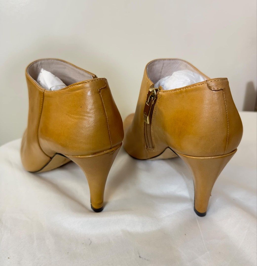 Boots Heels Vince Camuto (Category: Boots) located in Subic. Submitted by dstuffshop (Listing ID 1316012662, Image 3). Description: Women's Boots Heels Vince Camuto Used once 🤎 size 5.5 📏 ** 𝘼𝙡𝙡 𝙨𝙖𝙡𝙚𝙨 𝙖𝙧𝙚 𝙛𝙞𝙣𝙖𝙡 **𝙎𝙝𝙞𝙥𝙥𝙞𝙣𝙜 𝙉𝙖𝙩𝙞𝙤𝙣𝙬𝙞𝙙𝙚 🌐 **𝙎𝙝𝙞𝙥𝙥𝙞𝙣𝙜 𝙘𝙤𝙨𝙩 𝙬𝙞𝙡𝙡 𝙗𝙚 𝙘𝙤𝙫𝙚𝙧𝙚𝙙 𝙗𝙮 𝙩𝙝𝙚 𝙗𝙪𝙮𝙚𝙧 📦 ❤️🇺🇲🇪🇺⌚👟🛍️👠💯✨.