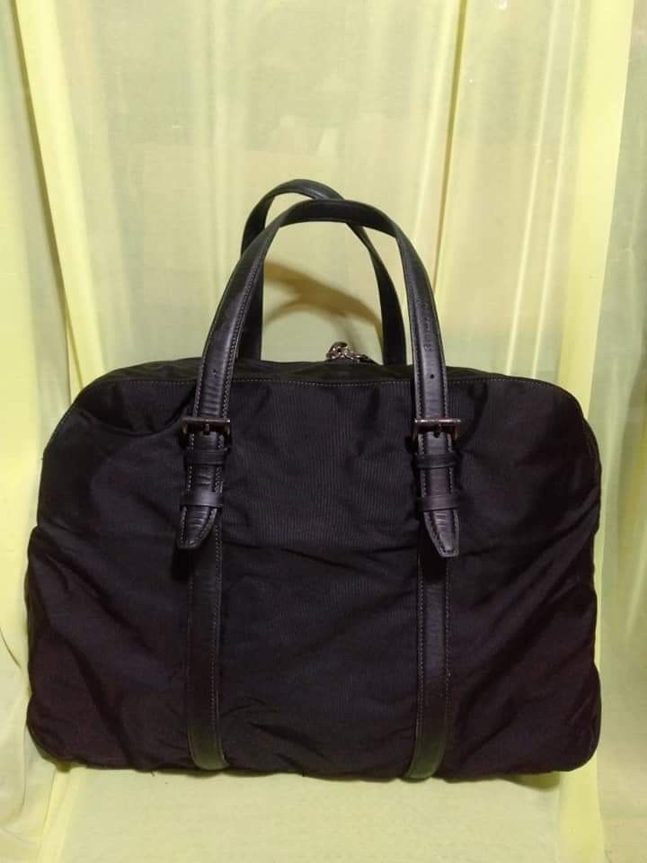 AGNES B. VOYAGE WEEKENDERS BAG (Category: Luxury Bags & Wallets) located in Cardona. Submitted by nick_and_maria (Listing ID 1316196422, Image 1). Description: used goods for travel L: 19 inches W: 8 inches H: 14 inches.