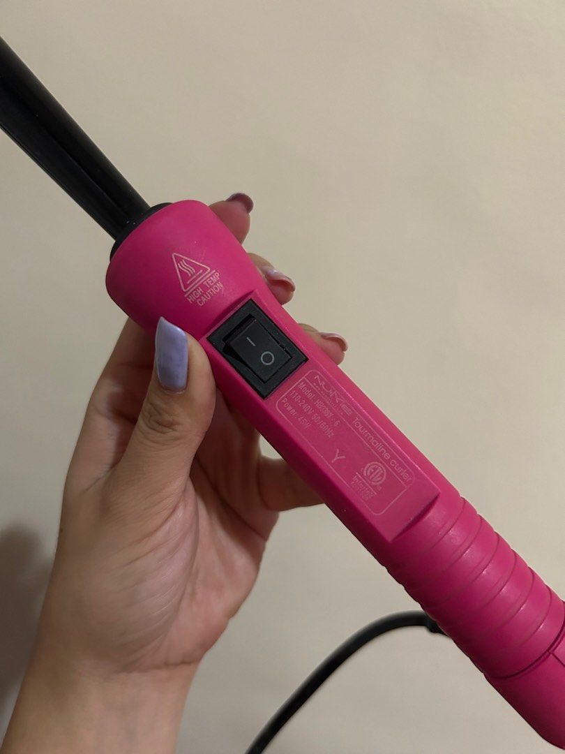 Curling iron (Category: Hair) located in San Pedro. Submitted by whatshesellsbytheseashore (Listing ID 1316103519, Image 2). Description: Padala from us, twice lang nagamit kasi nagpa short hair ako .