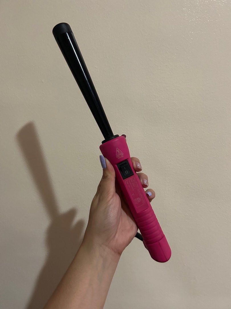 Curling iron (Category: Hair) located in San Pedro. Submitted by whatshesellsbytheseashore (Listing ID 1316103519, Image 1). Description: Padala from us, twice lang nagamit kasi nagpa short hair ako .