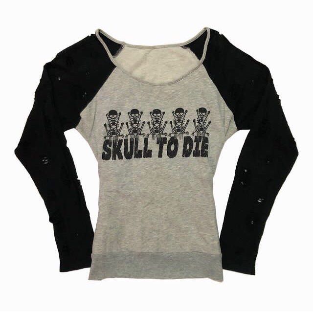 Gothic skull long sleeve top (Category: Longsleeves) located in Limay. Submitted by 2000sbae (Listing ID 1316088392, Image 1). Description: Size: S-M.