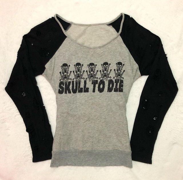 Gothic skull long sleeve top (Category: Longsleeves) located in Limay. Submitted by 2000sbae (Listing ID 1316088392, Image 2). Description: Size: S-M.