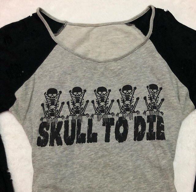 Gothic skull long sleeve top (Category: Longsleeves) located in Limay. Submitted by 2000sbae (Listing ID 1316088392, Image 3). Description: Size: S-M.