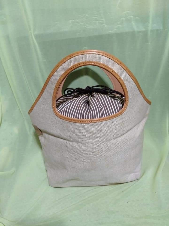 OLD ENGLAND BUCKET/TOTE BAG (Category: Tote Bags) located in Cardona. Submitted by nick_and_maria (Listing ID 1316209410, Image 1). Description: small size bags goods for personal belongings, phone, make up, wallets , with biscuits and candies ☺️from japan surplus.