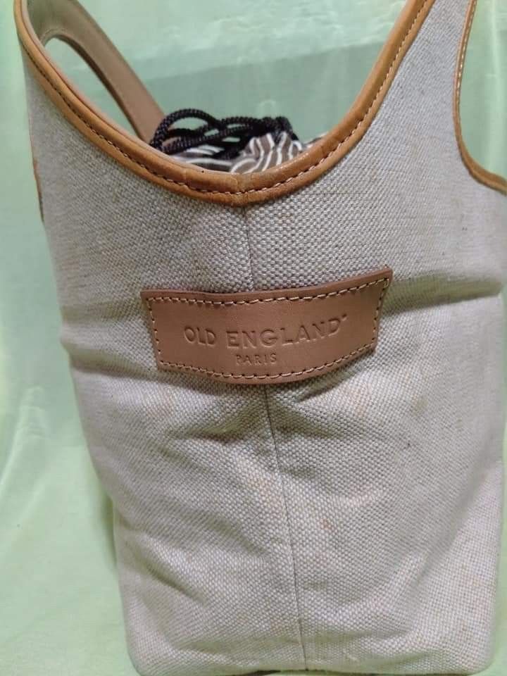 OLD ENGLAND BUCKET/TOTE BAG (Category: Tote Bags) located in Cardona. Submitted by nick_and_maria (Listing ID 1316209410, Image 3). Description: small size bags goods for personal belongings, phone, make up, wallets , with biscuits and candies ☺️from japan surplus.