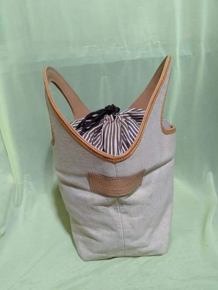 OLD ENGLAND BUCKET/TOTE BAG (Category: Tote Bags) located in Cardona. Submitted by nick_and_maria (Listing ID 1316209410, Image 2). Description: small size bags goods for personal belongings, phone, make up, wallets , with biscuits and candies ☺️from japan surplus.