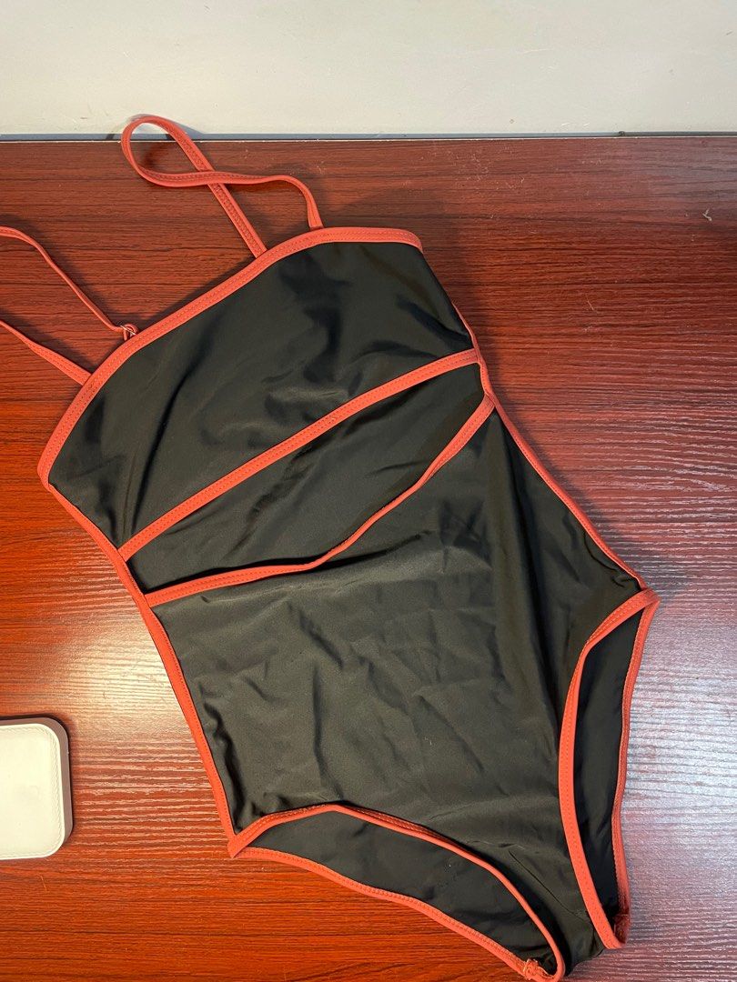 One piece Swimsuit (Category: Bikinis & Swimsuits) located in Naga. Submitted by robin___ (Listing ID 1316138274, Image 2). Description: RFS: Di na ginagamit.