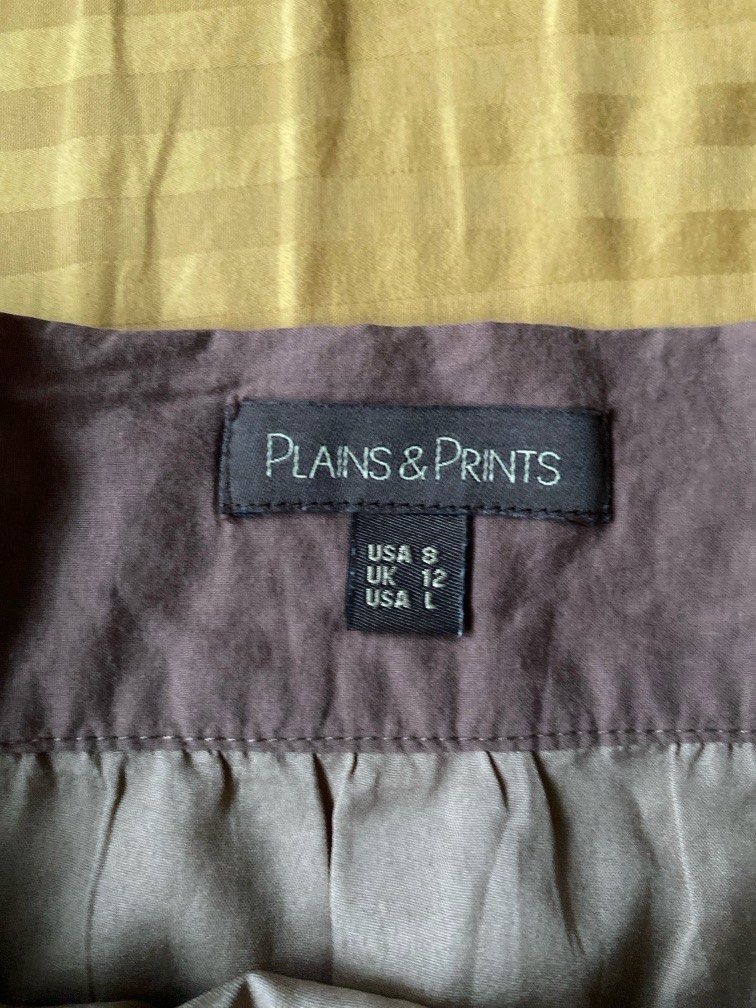 Plains And Prints Textured Skirt (Category: Skirts) located in Pasig City. Submitted by nerissa71480 (Listing ID 1316176093, Image 3). Description: Above the knee brown skirt with contrast waist band. Features pockets and side zip. This is low waist and cute with a white top. Shipping fee c/o buyer.
