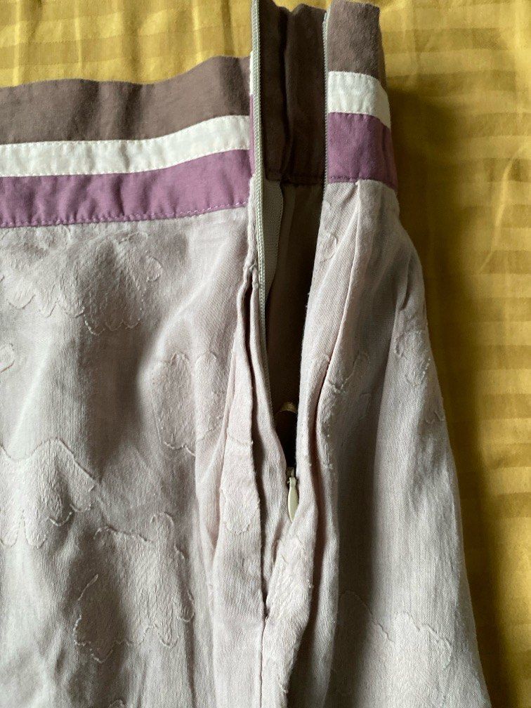 Plains And Prints Textured Skirt (Category: Skirts) located in Pasig City. Submitted by nerissa71480 (Listing ID 1316176093, Image 2). Description: Above the knee brown skirt with contrast waist band. Features pockets and side zip. This is low waist and cute with a white top. Shipping fee c/o buyer.