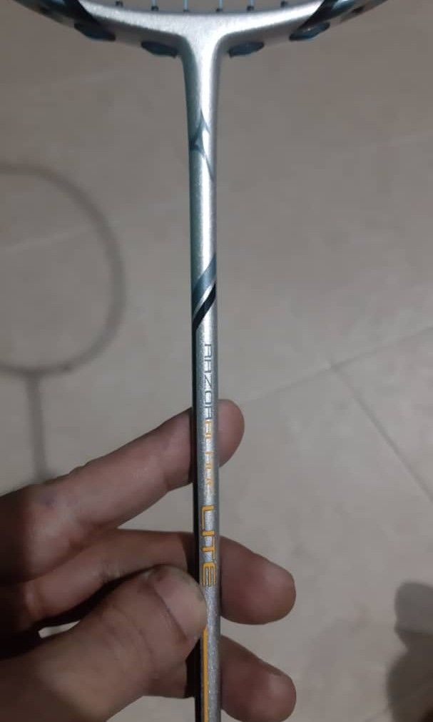 Racket (Category: Racket & Ball Sports) located in Johor Bahru. Submitted by likenew36296 (Listing ID 1316256308, Image 3). Description: _MIZUNO RAZOR BLADE LITE _5u _no pant chip _string/27 _condition likenew -very cheap price _want serious buyer _postage.