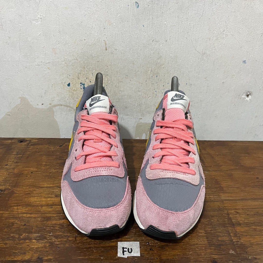 nike internationalist neon