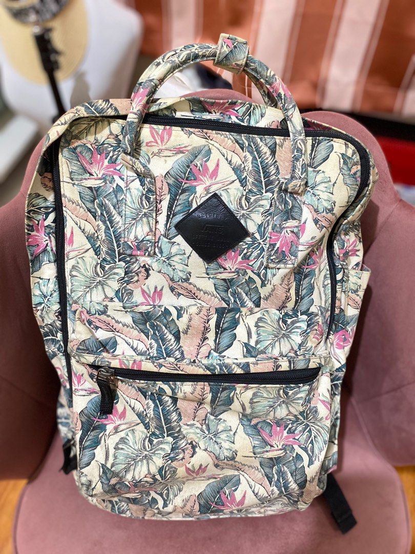 Vans Women’s Tropical Backpack (Category: Backpacks) located in Manila. Submitted by rgpsmu_18 (Listing ID 1316243406, Image 2). Description: - original - internet price - 2,200+ - need cleaning .
