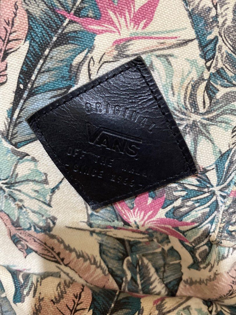 Vans Women’s Tropical Backpack (Category: Backpacks) located in Manila. Submitted by rgpsmu_18 (Listing ID 1316243406, Image 3). Description: - original - internet price - 2,200+ - need cleaning .