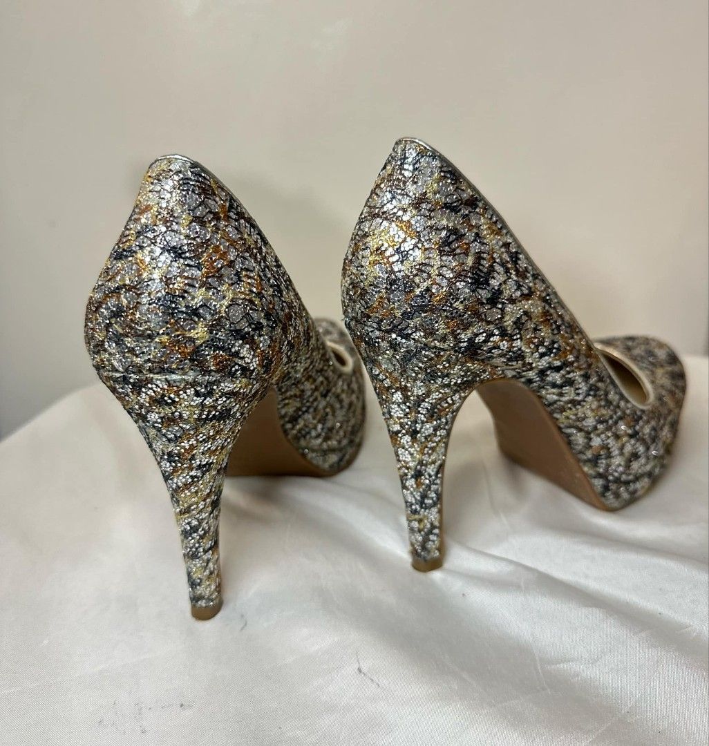 Glittered Nine West Heels (Category: Heels) located in Subic. Submitted by dstuffshop (Listing ID 1316098686, Image 3). Description: 𝗪𝗼𝗺𝗲𝗻'𝘀 𝗚𝗹𝗶𝘁𝘁𝗲𝗿𝗲𝗱 𝗡𝗶𝗻𝗲 𝗪𝗲𝘀𝘁 𝗛𝗲𝗲𝗹𝘀👠✨ size 5 📏 kindly check the photos for issues ⚠️ kayo na lang po bahala mag paayos 🩷 **𝙎𝙝𝙞𝙥𝙥𝙞𝙣𝙜 𝙉𝙖𝙩𝙞𝙤𝙣𝙬𝙞𝙙𝙚 🌐 **𝙎𝙝𝙞𝙥𝙥𝙞𝙣𝙜 𝙘𝙤𝙨𝙩 𝙬𝙞𝙡𝙡 𝙗𝙚 𝙘𝙤𝙫𝙚𝙧𝙚𝙙 𝙗𝙮 𝙩𝙝𝙚 𝙗𝙪𝙮𝙚𝙧 📦.