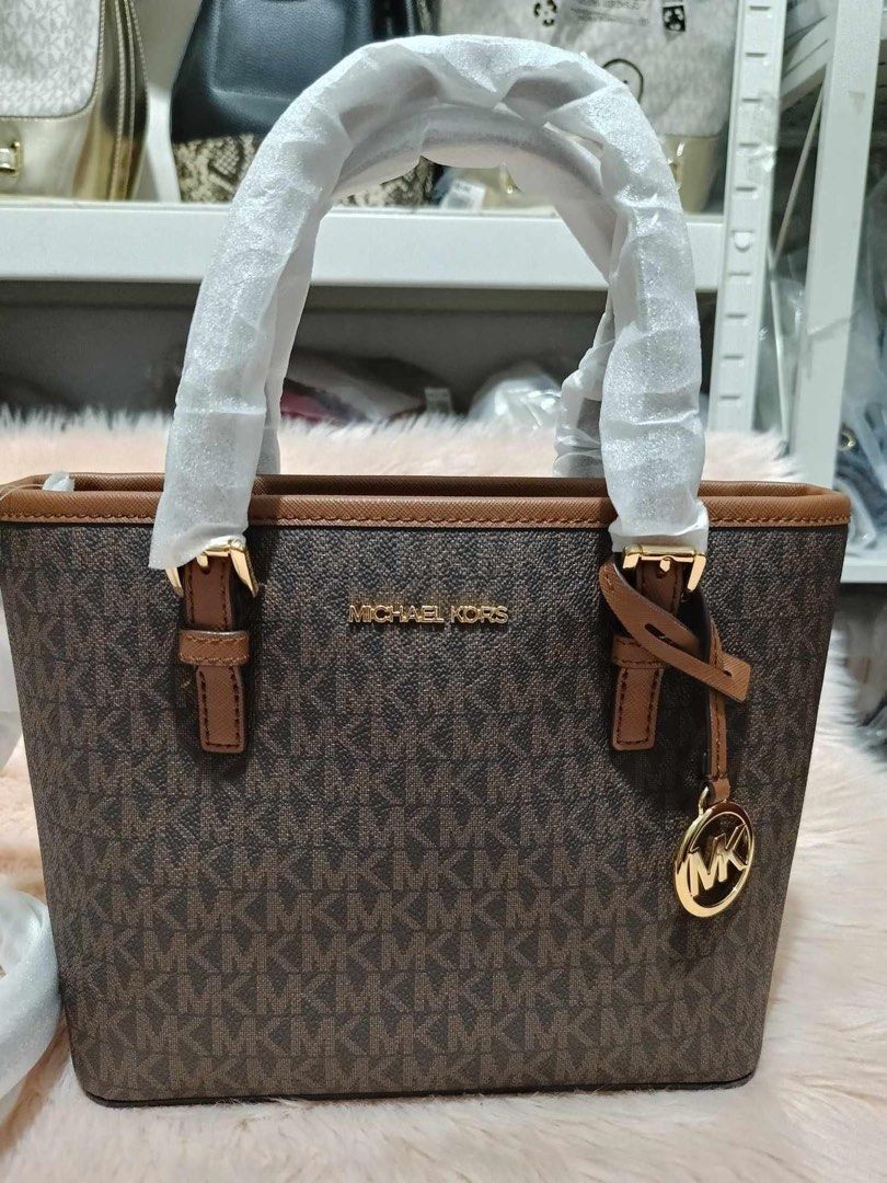 XS CARRY ALL TOTE (Category: Luxury Bags & Wallets) located in Manila. Submitted by lovieauthenticmerchandise (Listing ID 1316099816, Image 2). Description: .