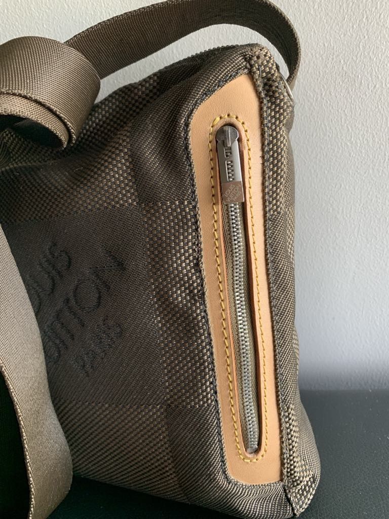Authentic LV damier geante messenger bag (Category: Luxury Bags & Wallets) located in Las Pinas. Submitted by missyyyxx (Listing ID 1316302891, Image 2). Description: authentic 💯 rare and vintage! condition: 8/10 PM size (see last pic for size ref) slightly nego for sure buyer no inclusions, bag only Japan preloved current srp on other shops: 30k+ php bag is for men but can be unisex.