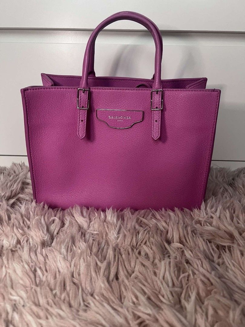 Balenciaga Papier (Negotiable) (Category: Luxury Bags & Wallets) located in Quezon City. Submitted by jocjocjoc (Listing ID 1316386088, Image 2). Description: NEGOTIABLE MEET UP: Ever Gotesco Commonwealth.
