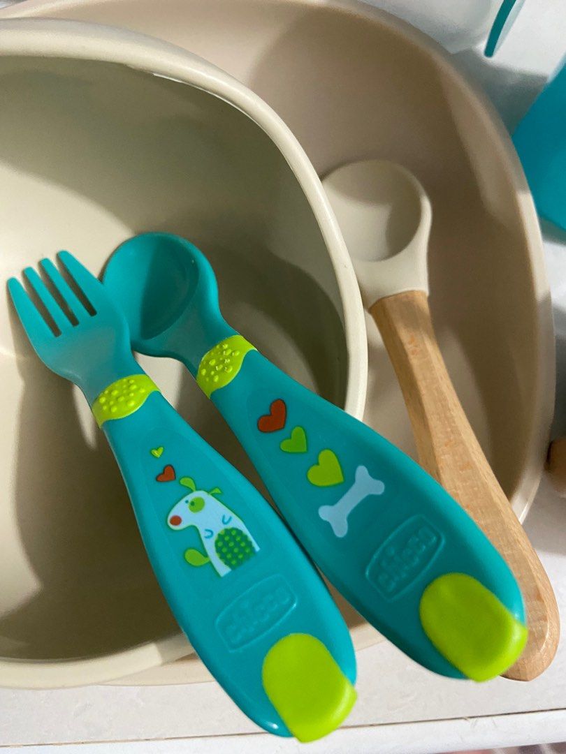Bundle eating set (8 items included) (Category: Weaning & Toddler Feeding) located in Quezon City. Submitted by hardstickysocks (Listing ID 1316309954, Image 2). Description: Suction plate Suction bowl Chicco spoon and fork Silicone spoon Silicone Cup with lid and straw Sipply cup with straw 2 more sipply cup .