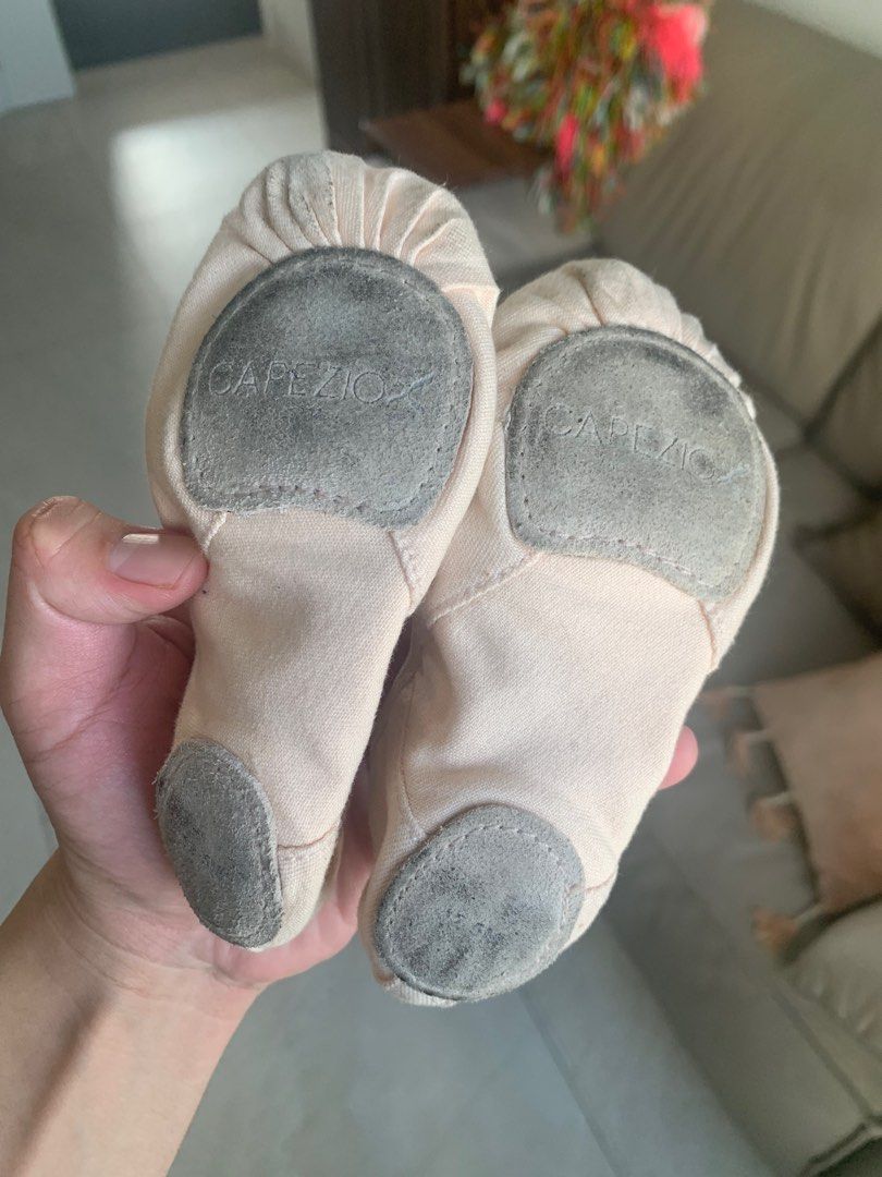 Capezio Hanami Split Sole Canvas Ballet Shoe Size Child 12.5M RRP 27.50 Babies Kids Babies Kids Fashion on Carousell