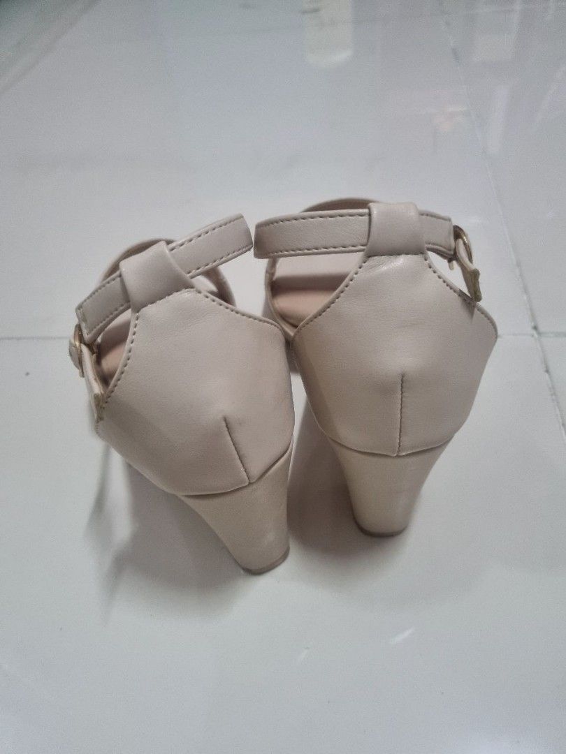 Chelsea Sale (Category: Flats & Sandals) located in Quezon City. Submitted by jasmincab (Listing ID 1316282544, Image 2). Description: used once only original price 1899 di ko na.mahanap original box.