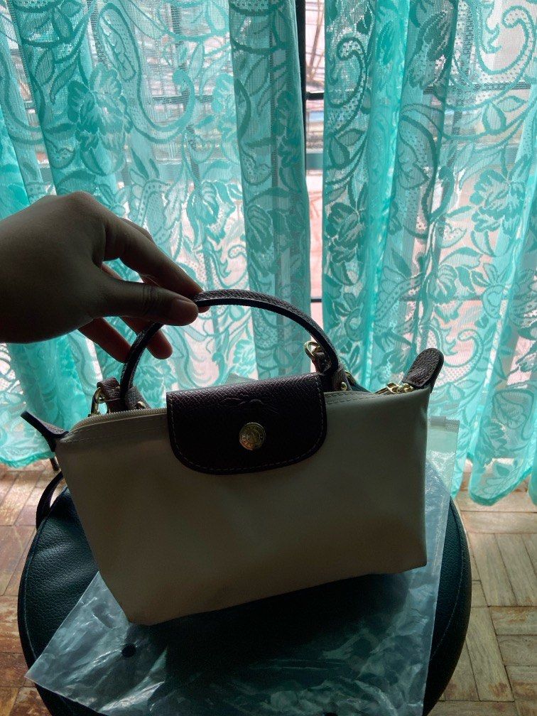 longchamp small pouch with free detachable sling! (Category: Purses & Pouches) located in Makati City. Submitted by bananayaa (Listing ID 1316270755, Image 1). Description: - good quality -with free detachable strap - with packaging - class a.