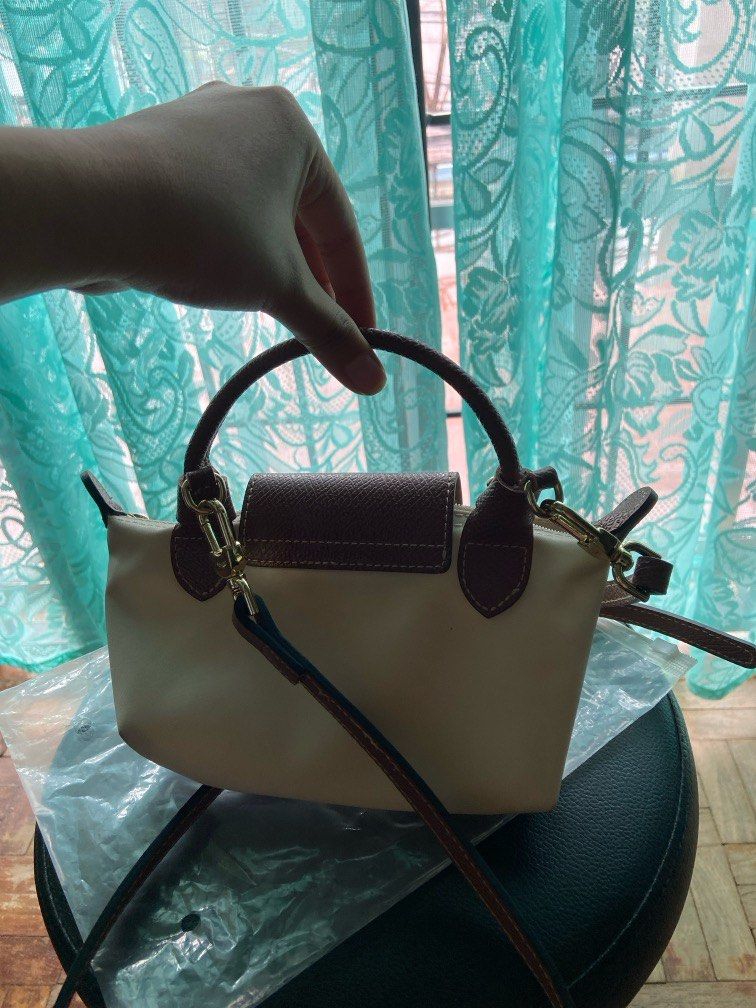 longchamp small pouch with free detachable sling! (Category: Purses & Pouches) located in Makati City. Submitted by bananayaa (Listing ID 1316270755, Image 2). Description: - good quality -with free detachable strap - with packaging - class a.