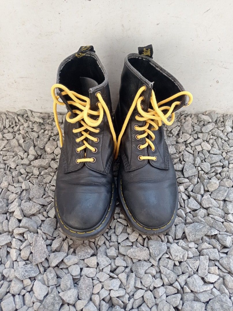 Dr Martens 1460 Size 41 Fesyen Pria Sepatu Sepatu Boot di Carousell