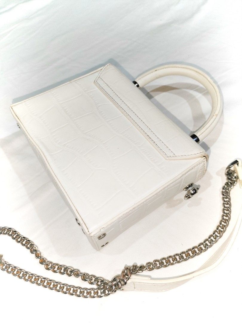 Euro-col white box type shoulder bag (Category: Luxury Bags & Wallets) located in Lingayen. Submitted by eckkaaa213 (Listing ID 1316357114, Image 3). Description: Lining intact no issue on strap and bag. Need ng linis lang Good for formal or casual event repainted.