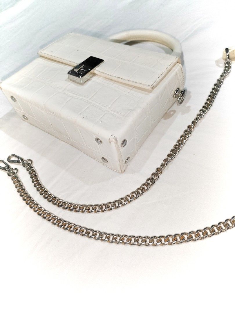 Euro-col white box type shoulder bag (Category: Luxury Bags & Wallets) located in Lingayen. Submitted by eckkaaa213 (Listing ID 1316357114, Image 2). Description: Lining intact no issue on strap and bag. Need ng linis lang Good for formal or casual event repainted.