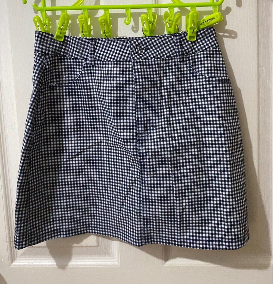 Forever 21 Black Gingham Mini Skirt (Category: Skirts) located in Pasig City. Submitted by peritph (Listing ID 1316416508, Image 2). Description: • With Pockets, zipper and button closure • Cotton polyester spandex • Size: small Laying flat: (Waist: 13.5) (Length: 15”).