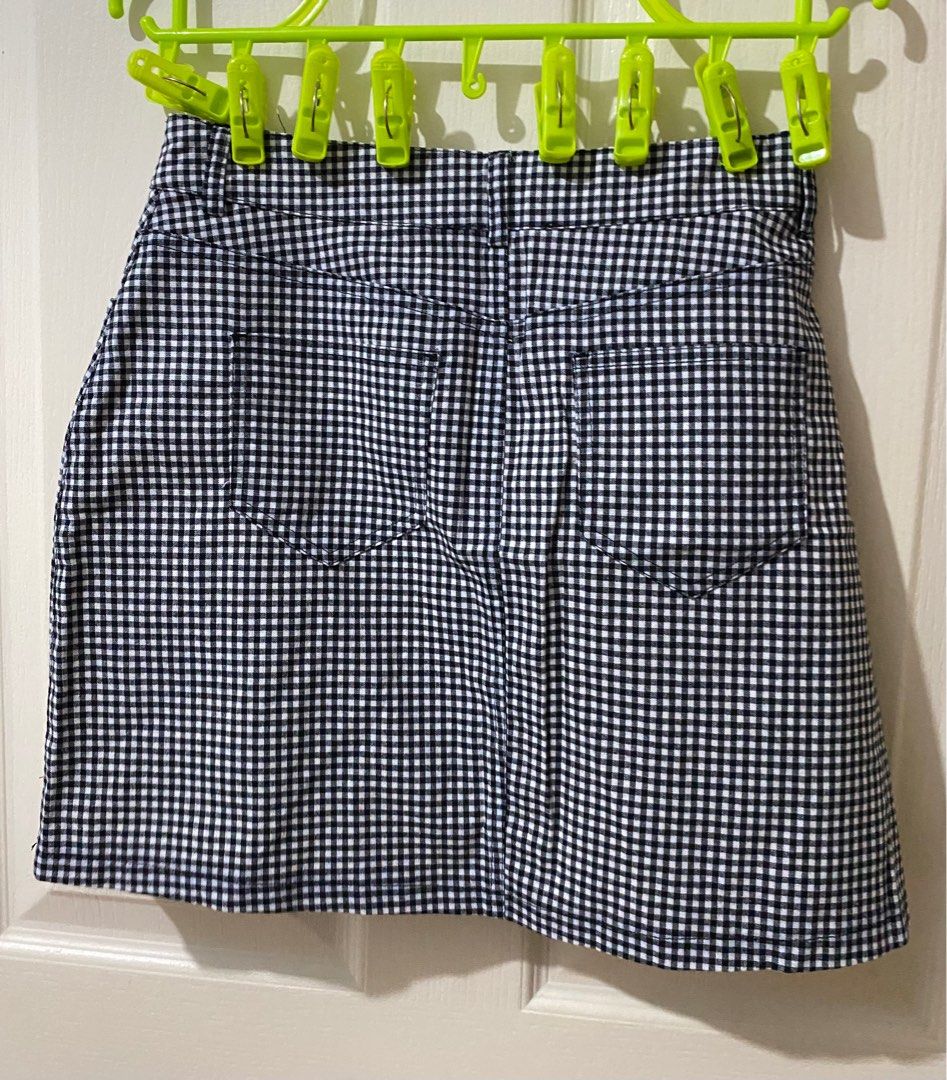 Forever 21 Black Gingham Mini Skirt (Category: Skirts) located in Pasig City. Submitted by peritph (Listing ID 1316416508, Image 3). Description: • With Pockets, zipper and button closure • Cotton polyester spandex • Size: small Laying flat: (Waist: 13.5) (Length: 15”).