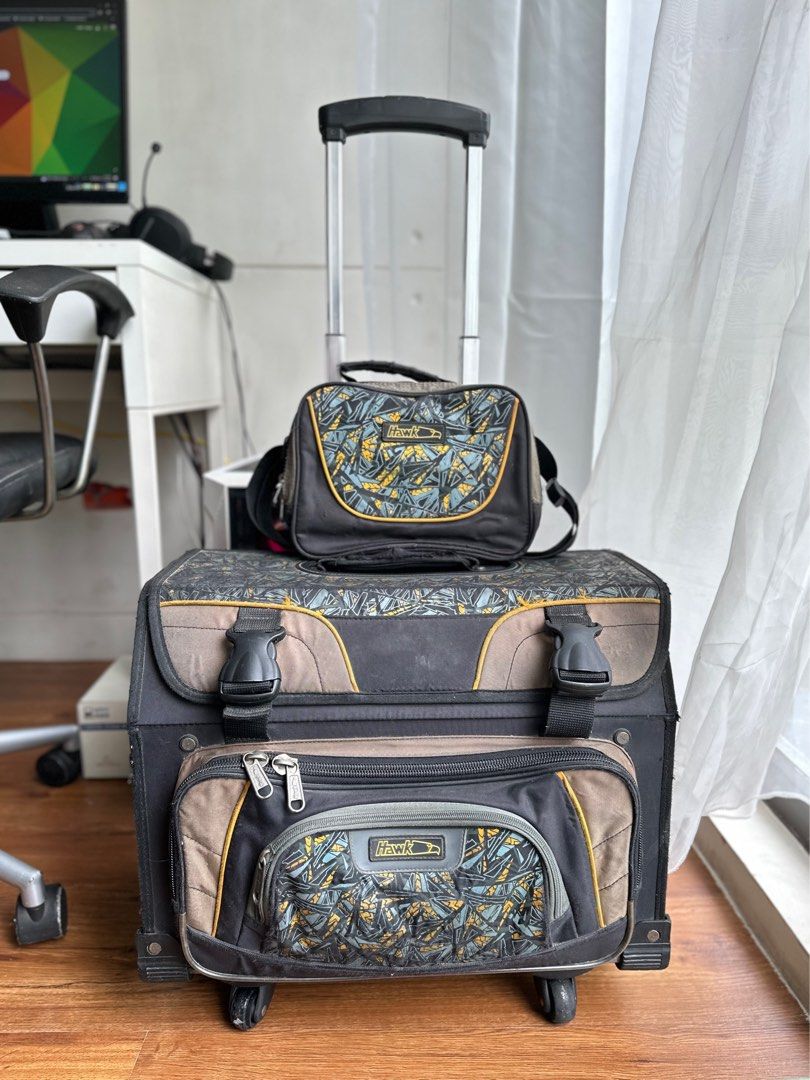 HAWK Stroller Bag (Category: Strollers) located in Cabuyao City. Submitted by mignonie11 (Listing ID 1316386870, Image 1). Description: - MAS TOUGH pa kaysa sa Mama mo - MAS MATIBAY kaysa sa paninindigan mo - MAS TUMATAGAL kaysa sa attention span ng Gen Z - ‘Di kailangan ng ‘gentle parenting’ (pero mas ok kung meron) - Kid-tested: kahit ibalibag pa ng kid mo or nung konduktor ng school service (joke pero puede mo i-try) - pre-loved by 2 kids for 