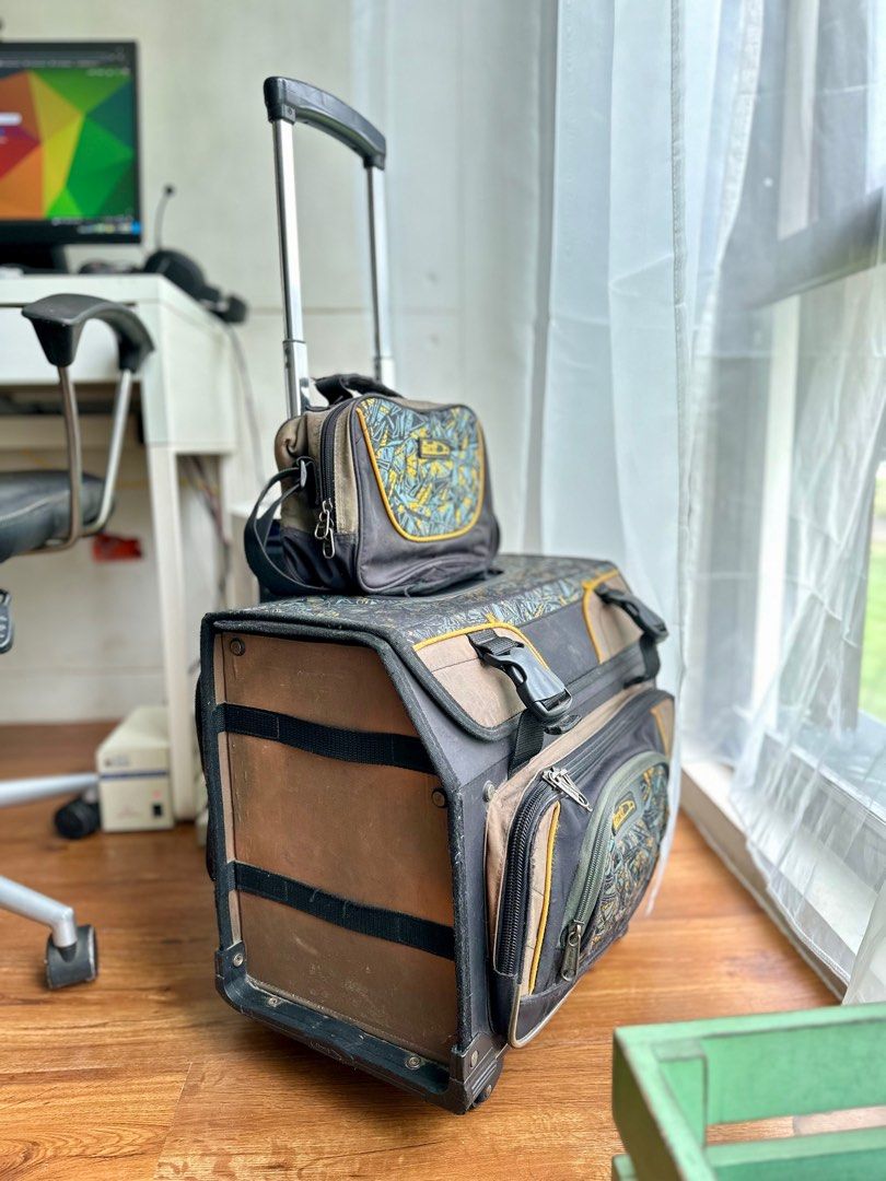 HAWK Stroller Bag (Category: Strollers) located in Cabuyao City. Submitted by mignonie11 (Listing ID 1316386870, Image 2). Description: - MAS TOUGH pa kaysa sa Mama mo - MAS MATIBAY kaysa sa paninindigan mo - MAS TUMATAGAL kaysa sa attention span ng Gen Z - ‘Di kailangan ng ‘gentle parenting’ (pero mas ok kung meron) - Kid-tested: kahit ibalibag pa ng kid mo or nung konduktor ng school service (joke pero puede mo i-try) - pre-loved by 2 kids for 