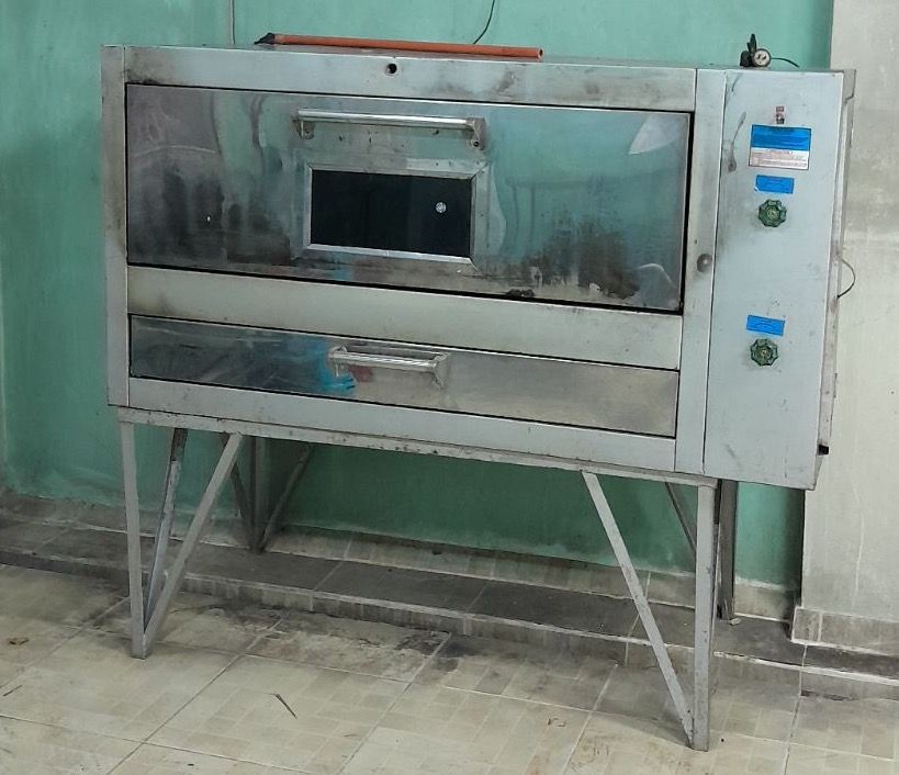 Industrial Oven (Category: Ovens & Toasters) located in Cainta. Submitted by dc_garage (Listing ID 1316327865, Image 1). Description: thick stainless steel lapad: 149.5 cm haba: 76.4 cm (oven only) / 133 cm (with stand).
