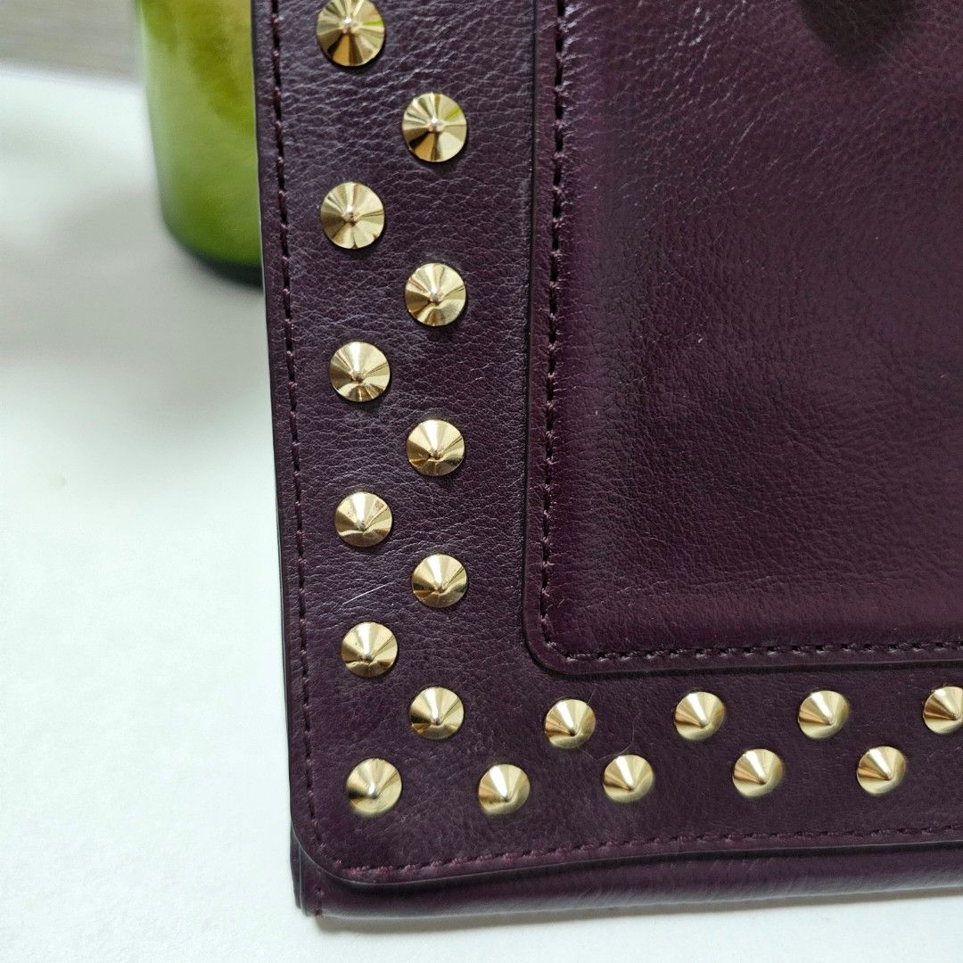 Rebecca Minkoff leather clutching (Category: Luxury Bags & Wallets) located in Paranaque City. Submitted by ysabelsbag (Listing ID 1316262567, Image 2). Description: Authentic Preloved with minimal signs of use.