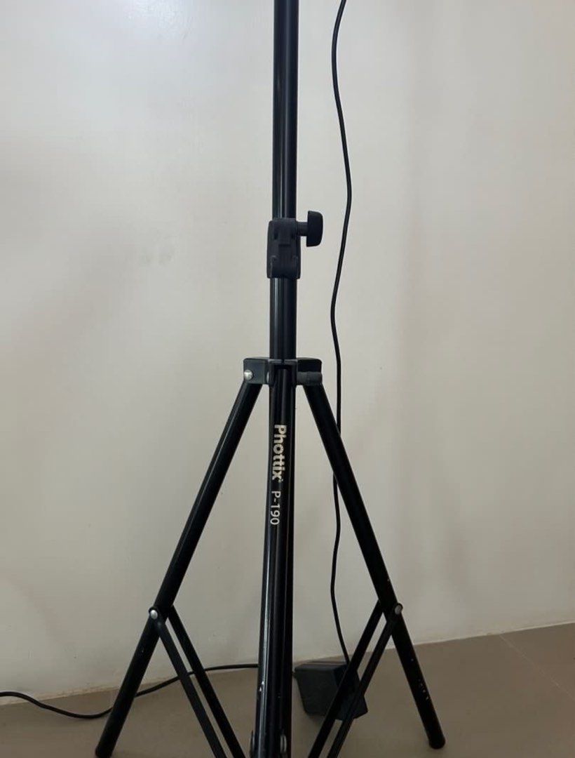 Ring light (Category: Makeup) located in Tagaytay City. Submitted by bohodreamer (Listing ID 1316359124, Image 3). Description: Ring light + accessories selling ring light, mirror, light stand, extra charger, and batteries..