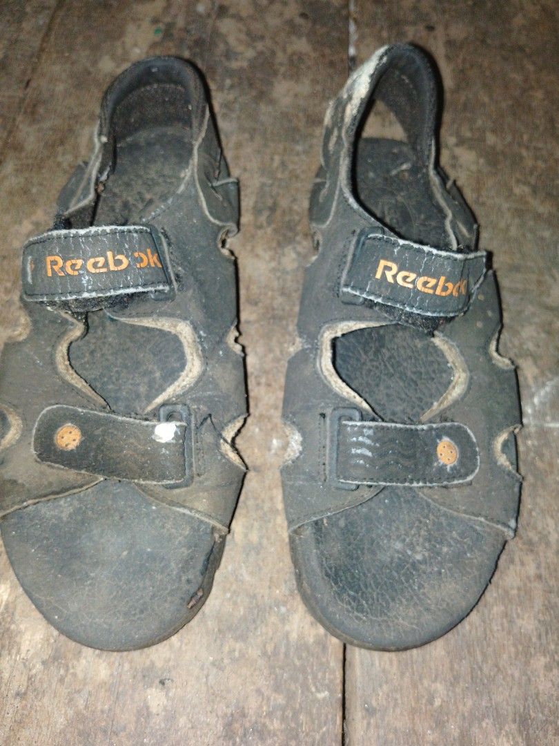 Sandal Gunung Reebok