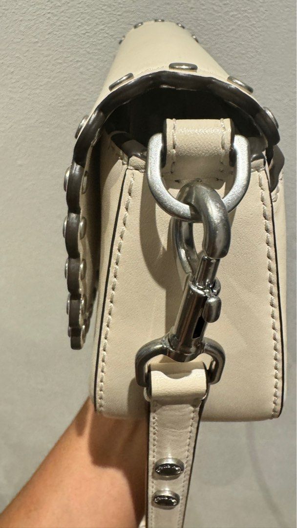 Tory burch White Convertible Crossbody Bag (Category: Shoulder Bags) located in Quezon City. Submitted by brandeditemsforless (Listing ID 1316443995, Image 3). Description: 🖤 Guaranteed original with card 🖤 From NYC 🖤 Open for lay-away 🖤 Ingat and daming nagkalat na fake sa Ph.