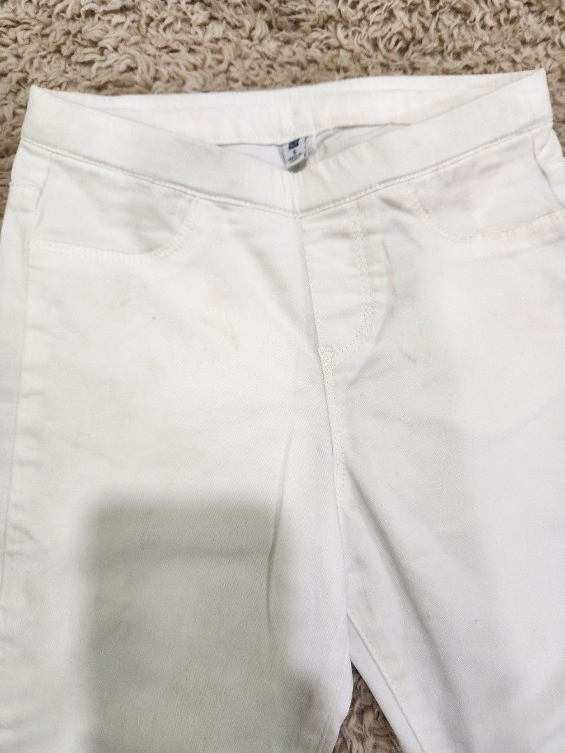 Uniqlo Kids Pants (Category: Babies & Kids Fashion) located in Quezon City. Submitted by pin24 (Listing ID 1316370155, Image 3). Description: Uniqlo kids pants size small height 110-125 approx 6-7yo white pants has minor dirt as pictured..