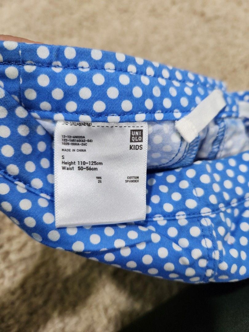 Uniqlo Kids Pants (Category: Babies & Kids Fashion) located in Quezon City. Submitted by pin24 (Listing ID 1316370155, Image 2). Description: Uniqlo kids pants size small height 110-125 approx 6-7yo white pants has minor dirt as pictured..