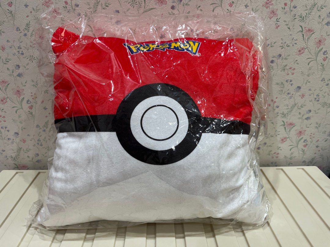 雷標正版 寶可夢 Pokemon 神奇寶貝 方形抱枕 約33*30公分 寶貝球午安枕 靠枕 午睡枕, 家具及居家用品, 居家裝飾, 枕頭在旋轉拍賣