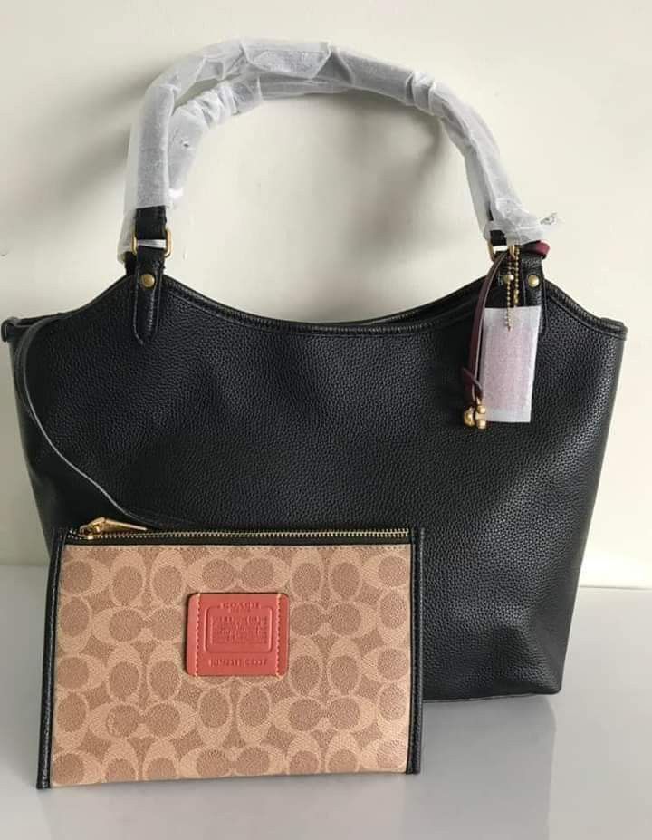 🍀 CCH Day Tote (Category: Luxury Bags & Wallets) located in Manila. Submitted by shan_kenz (Listing ID 1316584666, Image 2). Description: 🍀 CCH Day Tote ▪️12 3/4" (L) x 11 1/2" (H) x 5 1/4" (W) 💰P2,200 ▪️Actual photo ▪️Plus SF.