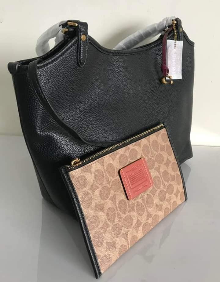 🍀 CCH Day Tote (Category: Luxury Bags & Wallets) located in Manila. Submitted by shan_kenz (Listing ID 1316584666, Image 3). Description: 🍀 CCH Day Tote ▪️12 3/4" (L) x 11 1/2" (H) x 5 1/4" (W) 💰P2,200 ▪️Actual photo ▪️Plus SF.