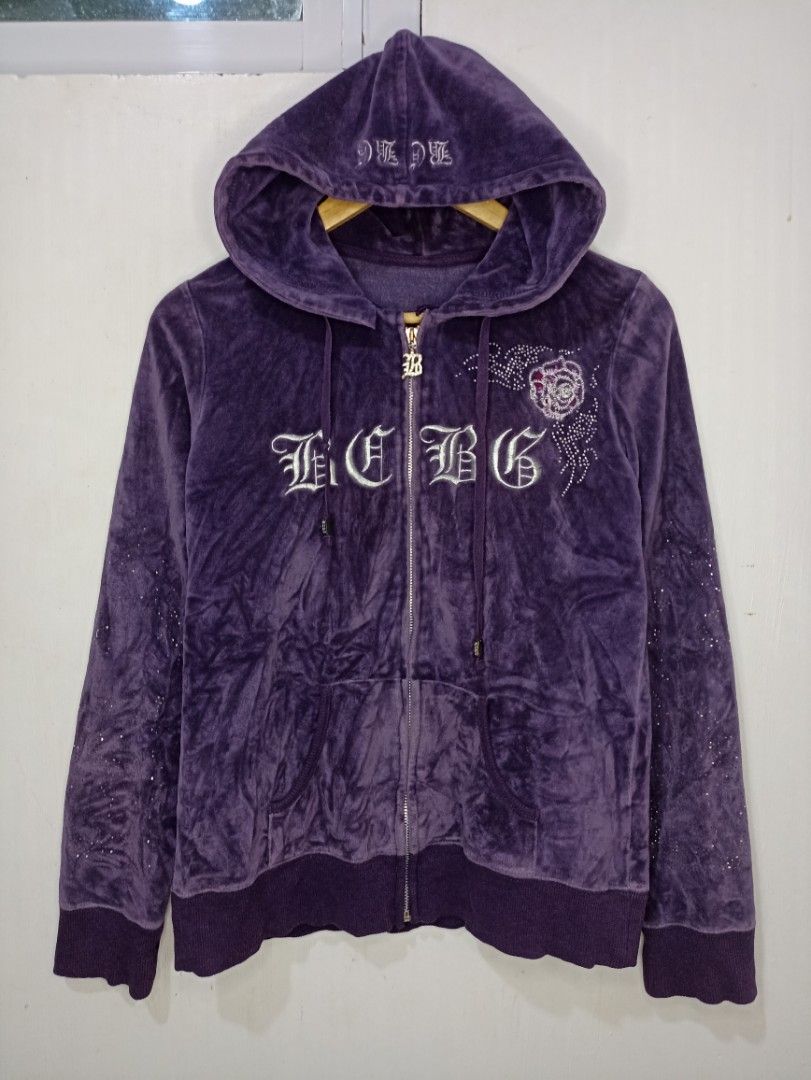 Bcbg jacket y2k vibes (Category: Coats, Jackets and Outerwear) located in Alaminos. Submitted by aefalvarez (Listing ID 1316577714, Image 1). Description: velvet.