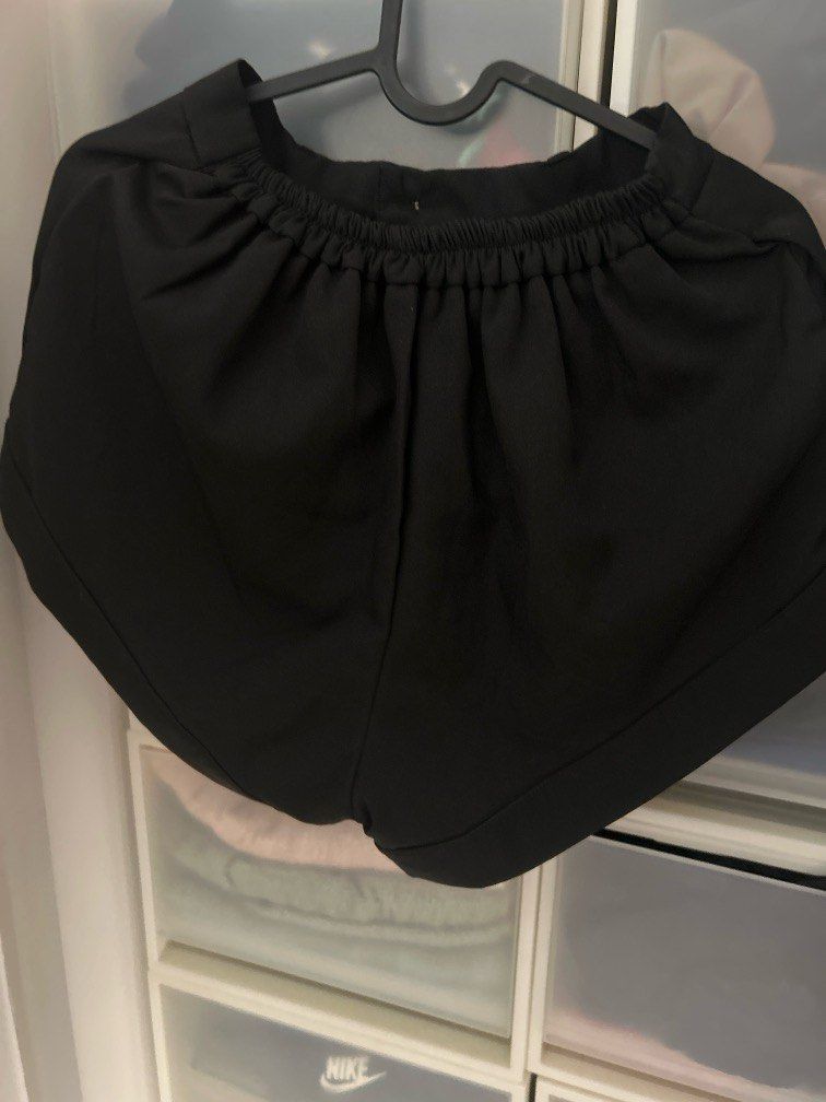 black basic shorts (Category: Shorts) located in Singapore. Submitted by fishtailmongs (Listing ID 1316594650, Image 2). Description: basic cute black shorts has an elastic waist band no tears or defects meetups can be discussed ; mailing +1.5.