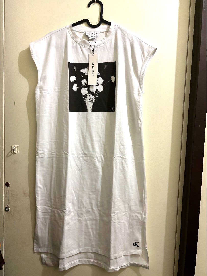 Calvin Klein Stretch Dress (Category: Dresses) located in Mandaluyong City. Submitted by mayanimosity (Listing ID 1316461001, Image 2). Description: CK dress White Size: Small Price: 2200 Ships from Mandaluyong c/o buyer.