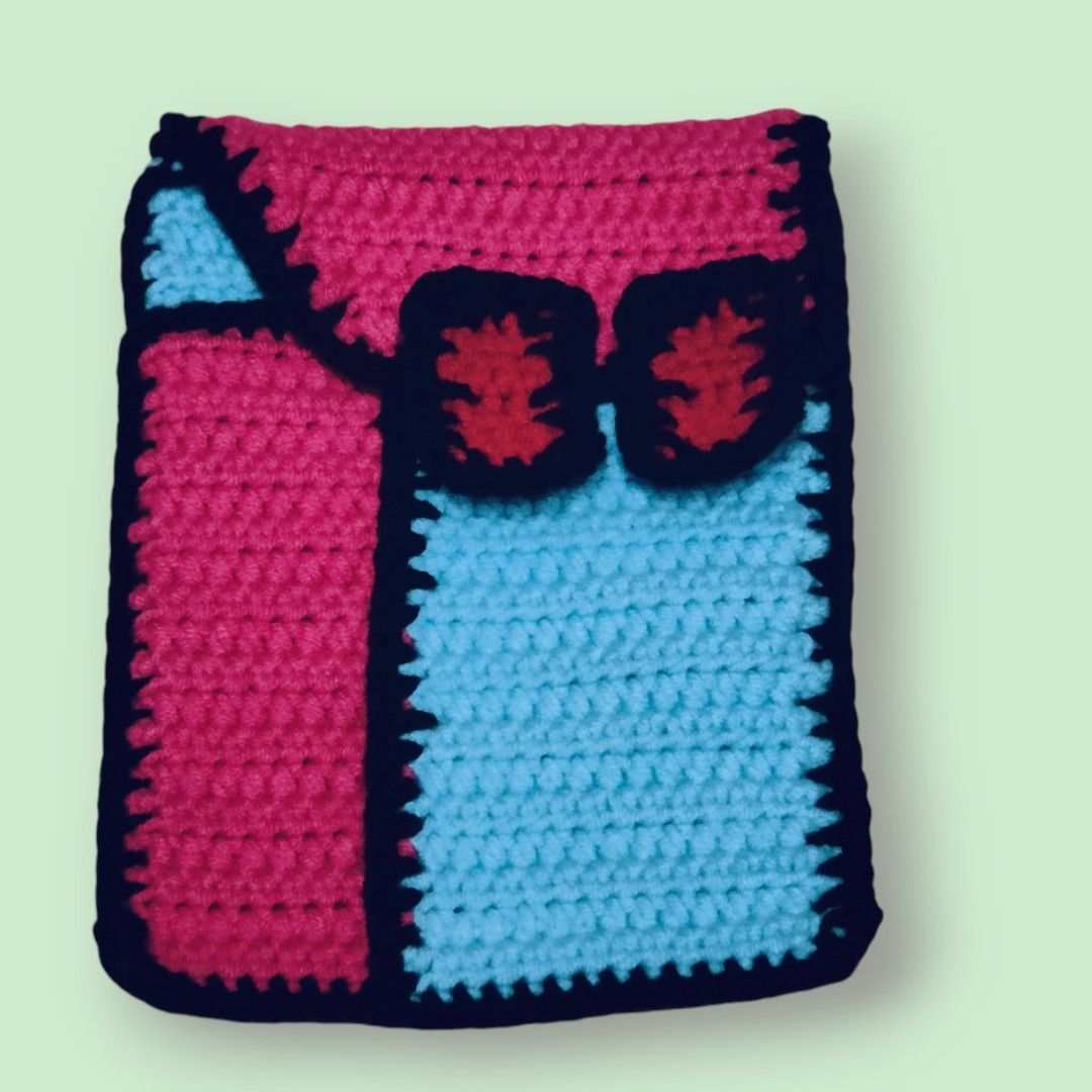 Kobo E-reader Pouch (Category: Handmade Craft) located in Singapore. Submitted by loopiepuu (Listing ID 1316589221, Image 1). Description: Can fit Kobo Clara 2E, Kobo Clara BW and Kobo Clara Color. If your device is the same size as these models it can probably fit into this pouch! There may be a slight color difference due to lighting! tags: #kobo #clara2e #clarabw #claracolor #e-reader.