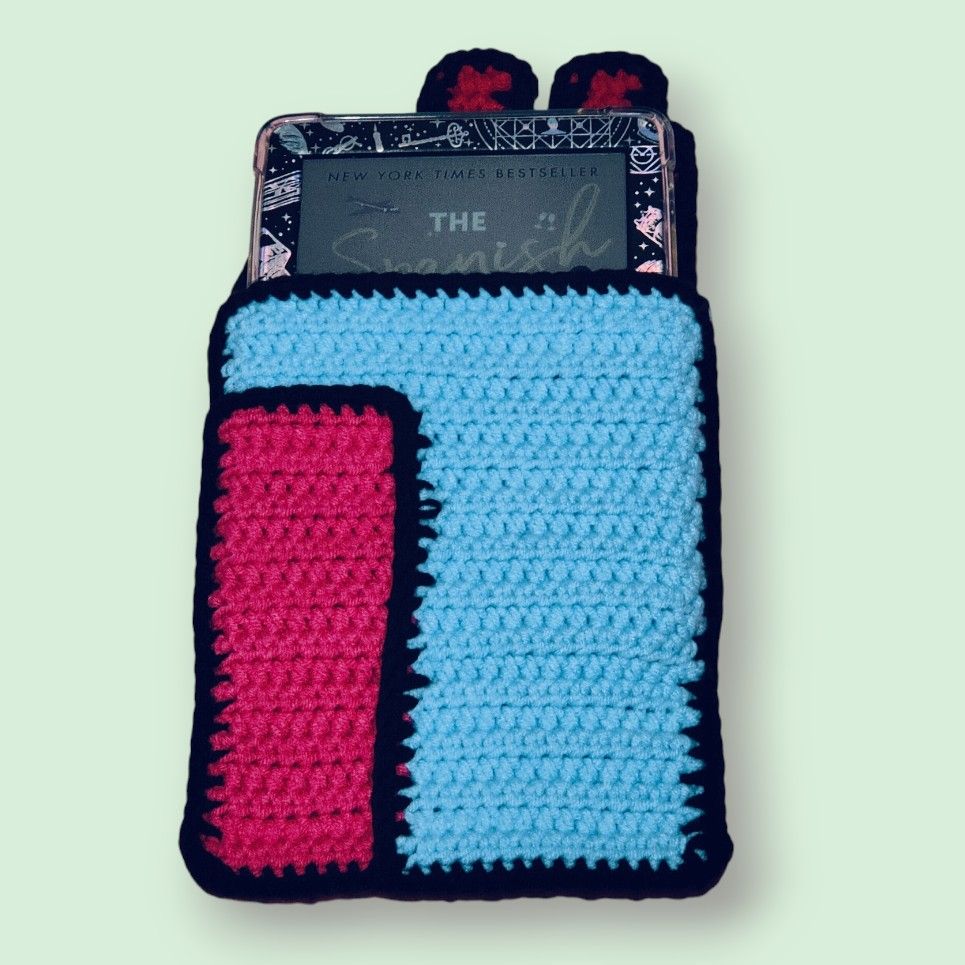 Kobo E-reader Pouch (Category: Handmade Craft) located in Singapore. Submitted by loopiepuu (Listing ID 1316589221, Image 2). Description: Can fit Kobo Clara 2E, Kobo Clara BW and Kobo Clara Color. If your device is the same size as these models it can probably fit into this pouch! There may be a slight color difference due to lighting! tags: #kobo #clara2e #clarabw #claracolor #e-reader.