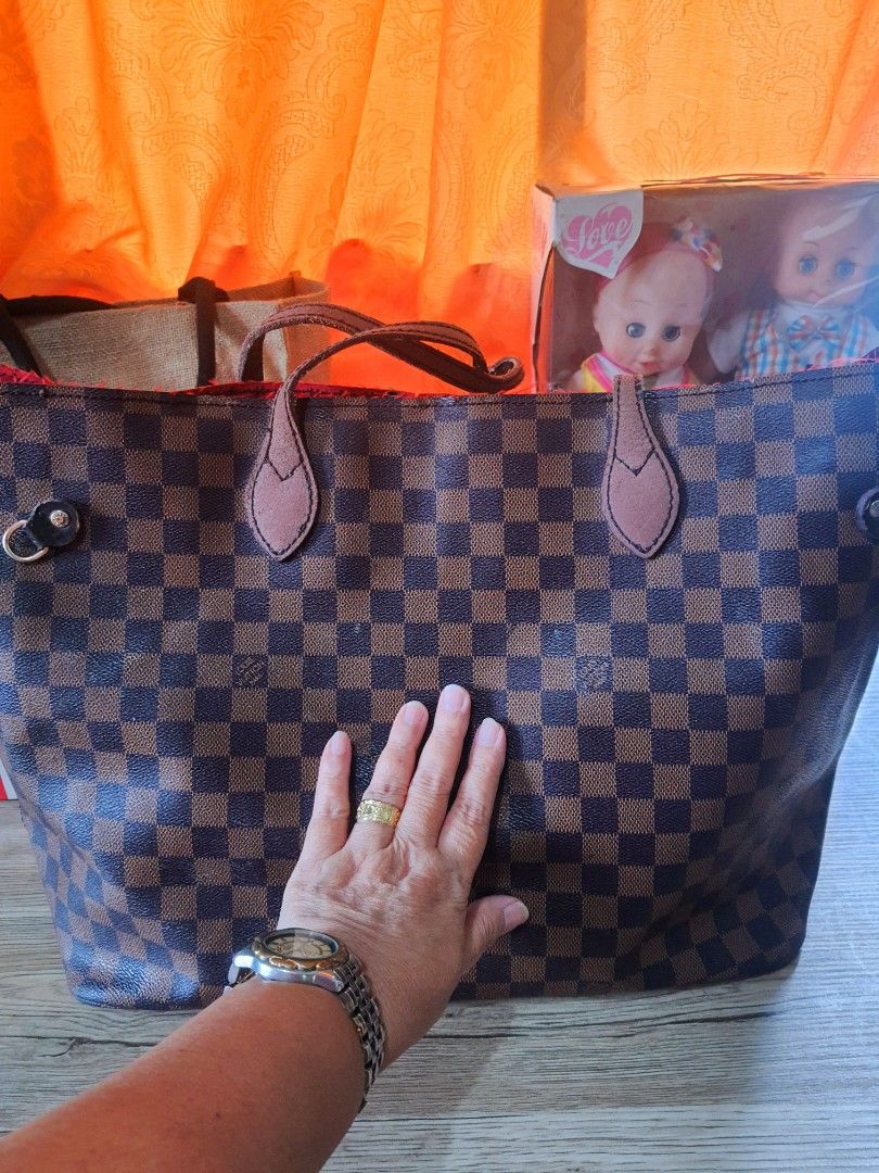 LV NeverFull Tote Bag (Category: Tote Bags) located in Quezon City. Submitted by pinksgate31 (Listing ID 1316448093, Image 2). Description: Tote Large, with code, see issues in the photos, kaya murabels lang kayo na magpaganda ng husto,may igaganda pang maigi ito, no butas, matagal pang magagamit..